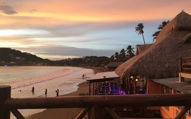 Henry's Iguana Beach Bar & Restaurant